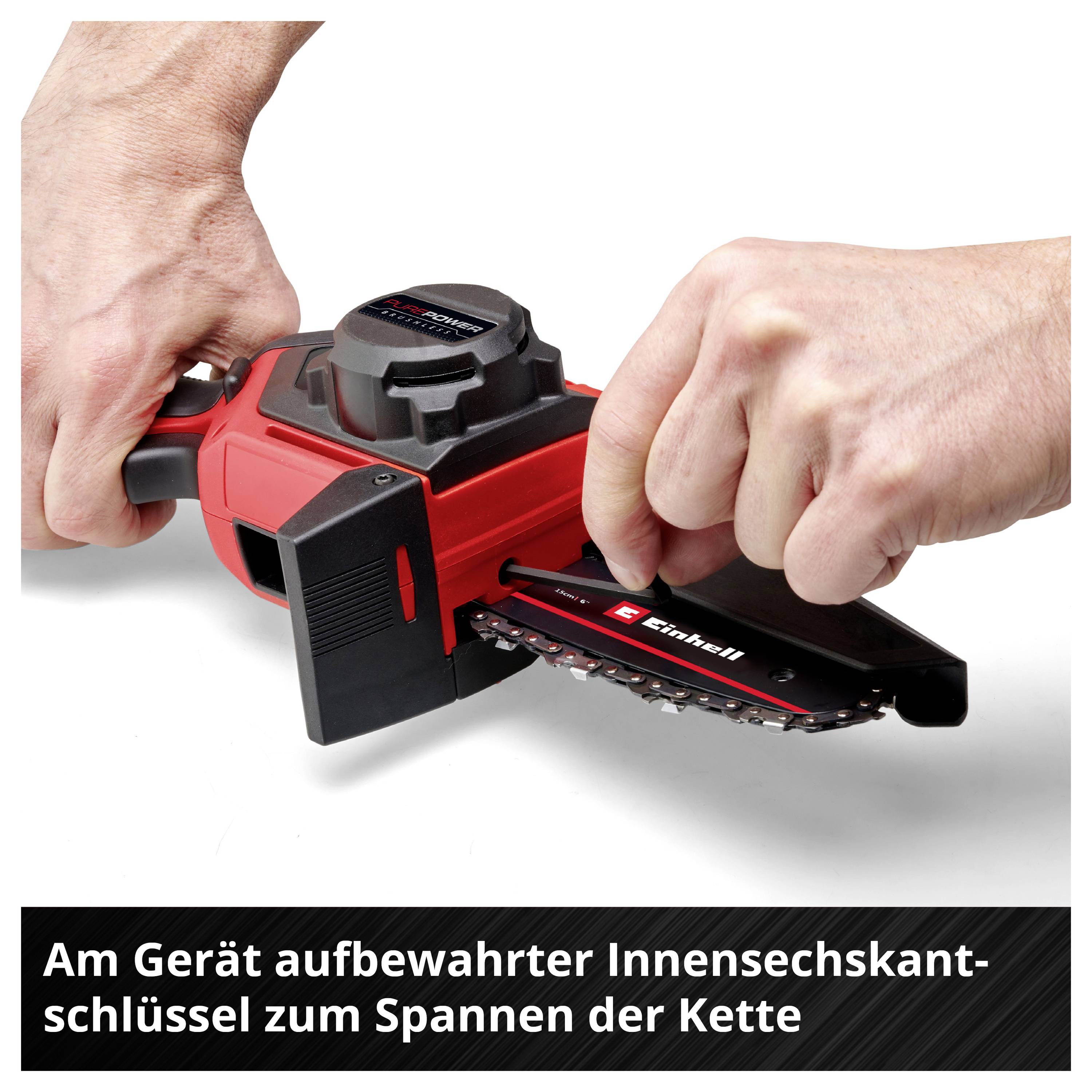 Zwei Hände justieren eine Kettensäge. Text auf Schwarz: 'Am Gerät aufbewahrter Innensechskantschlüssel zum Spannen der Kette'.