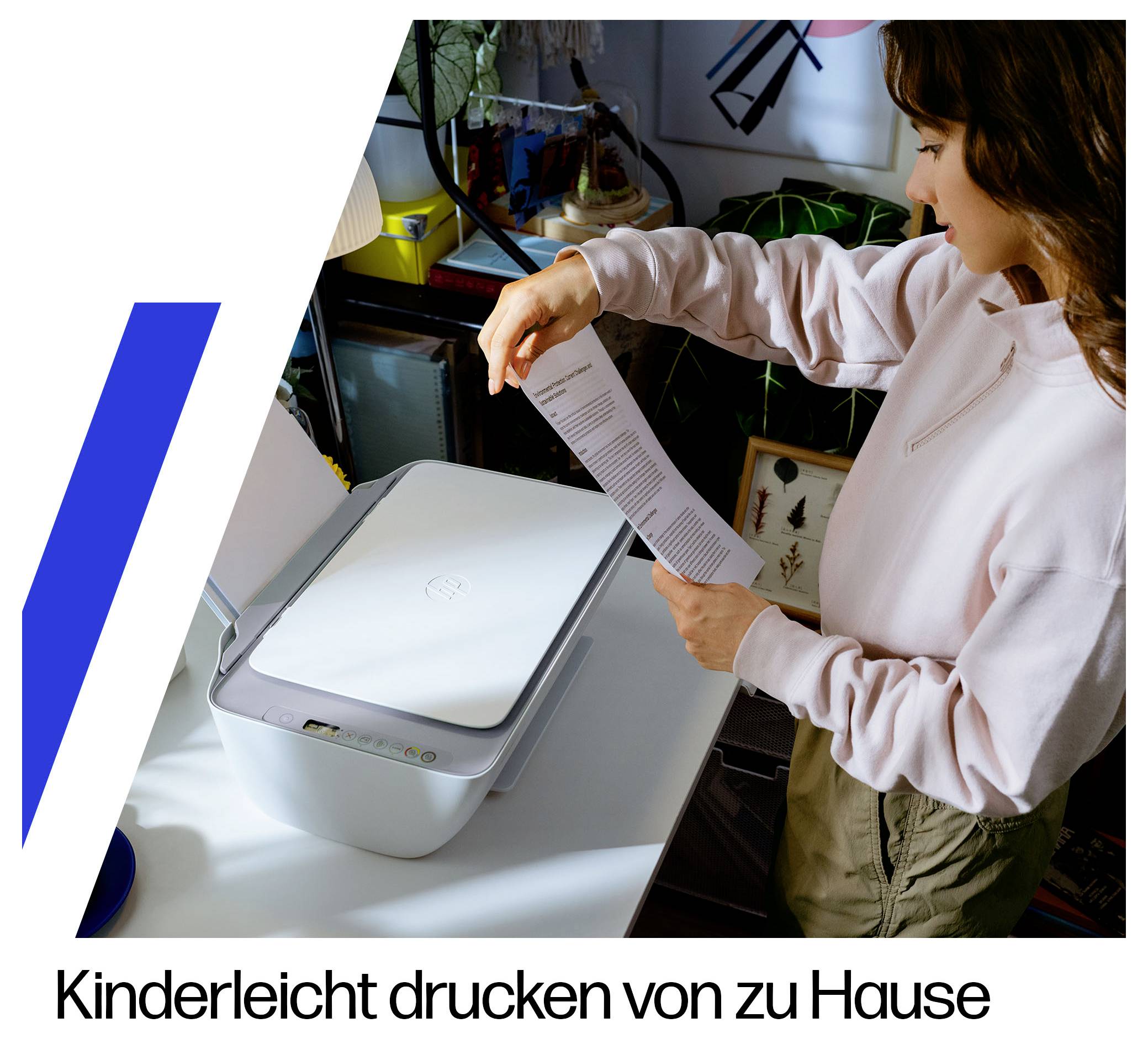 Eine Frau legt ein Blatt Papier in einen Drucker zu Hause ein. Text im Bild: 'Kinderleicht drucken von zu Hause'.