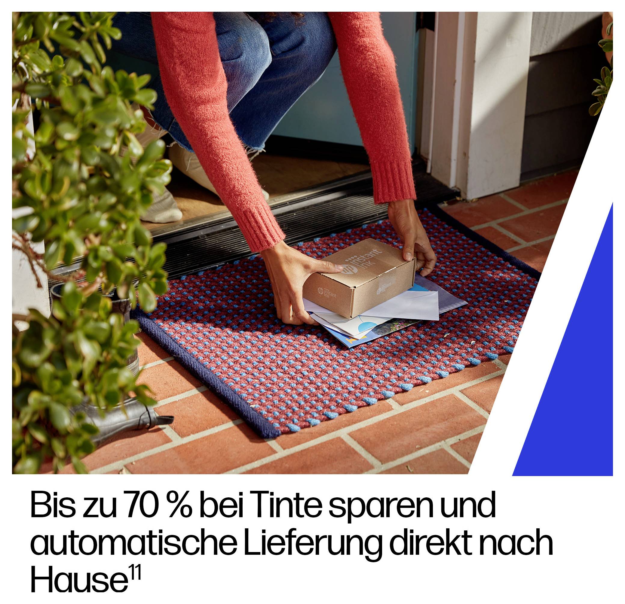 Eine Person holt ein Paket von der Haustürmatte ab. Text unten: 'Bis zu 70 % bei Tinte sparen und automatische Lieferung direkt nach Hause'.