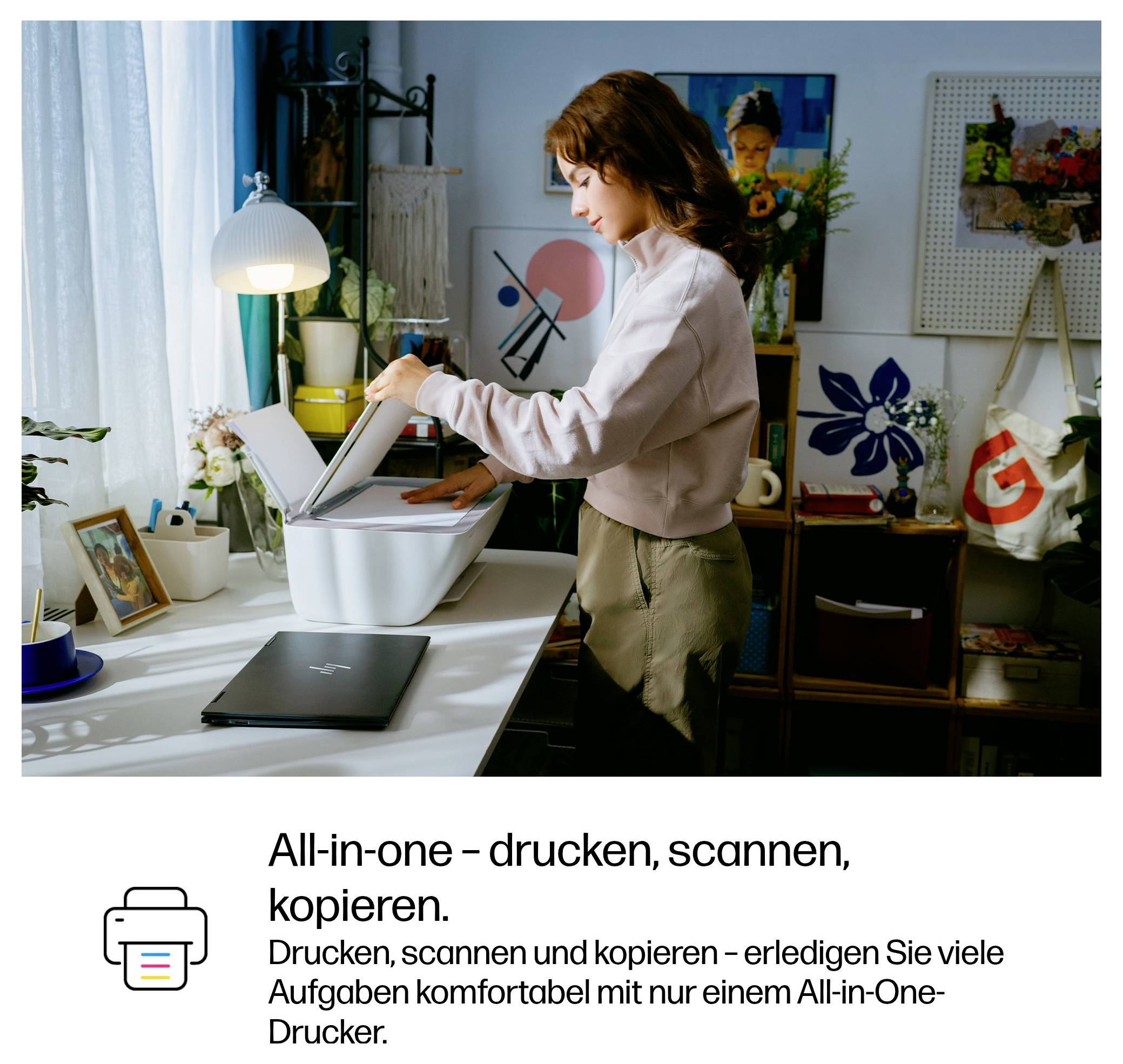 Eine Frau scannt ein Dokument mit einem All-in-One-Drucker in einem gemütlichen Homeoffice mit Pflanzen und Dekorationen.