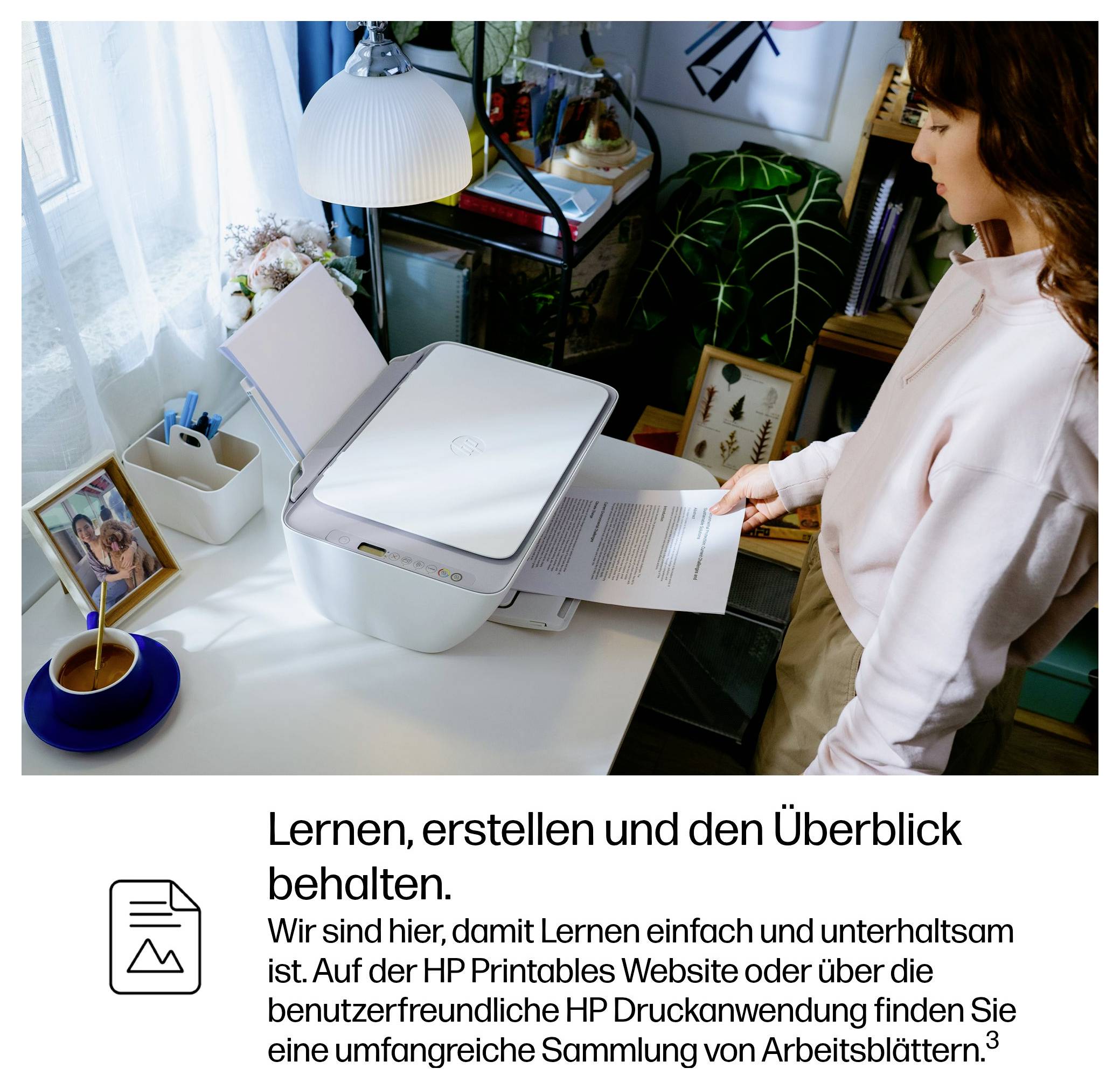 Frau am Schreibtisch bedient Drucker. Text darunter beschreibt HP-Druckanwendung und verweist auf Website für Arbeitsblätter.