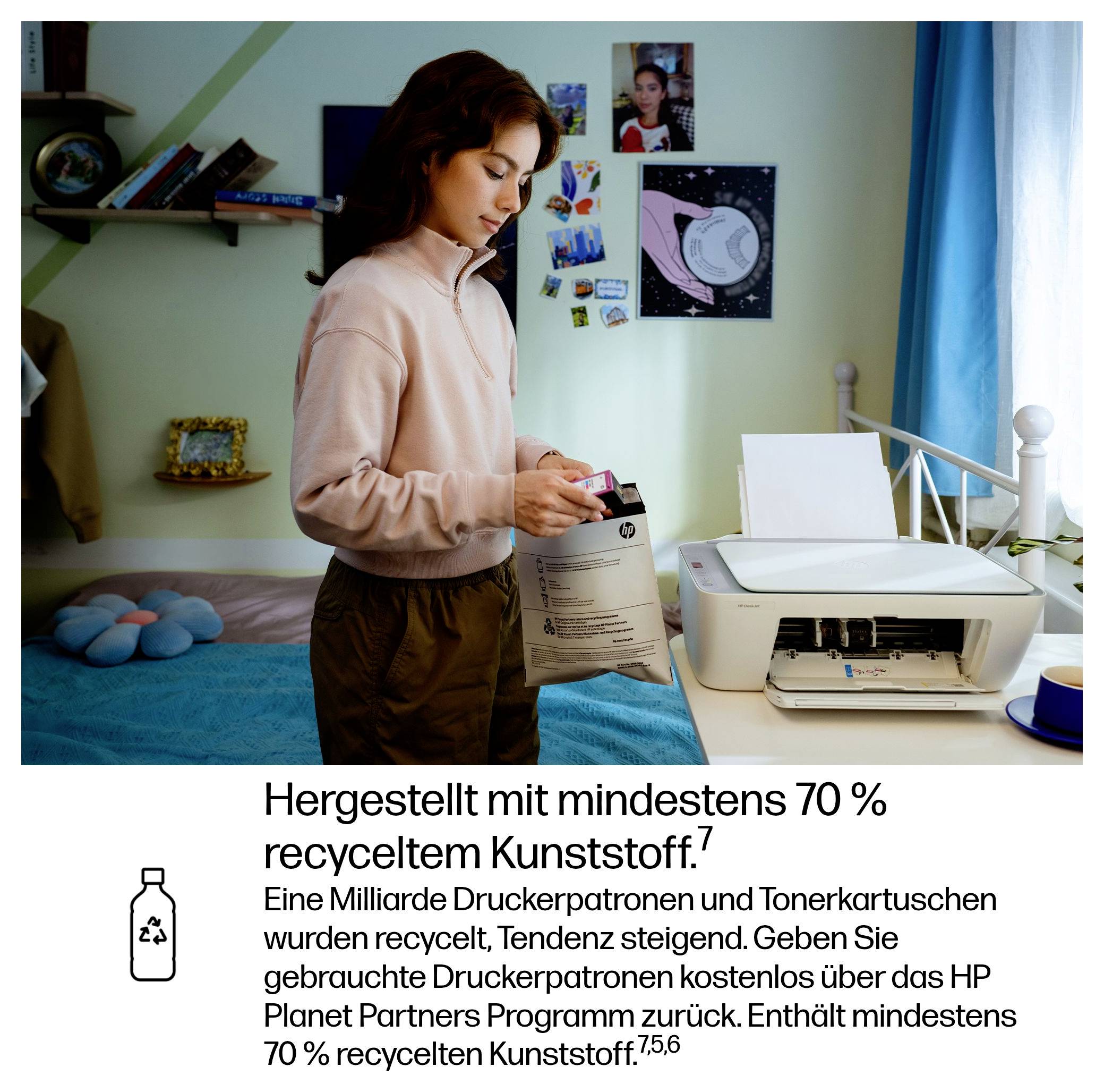 Frau legt Druckerpatrone in Drucker, Drucktisch mit Drucker und Bett im Hintergrund. Text bewirbt Recycling von HP-Druckerpatronen.