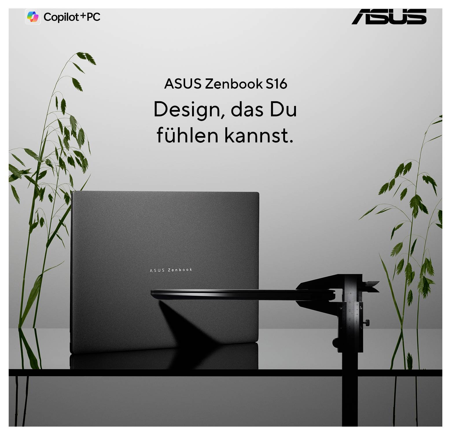 'ASUS Zenbook S16. Design, das Du fühlen kannst.' Ein eleganter, geschlossener Laptop steht auf einem Tisch mit Pflanzen im Hintergrund.
