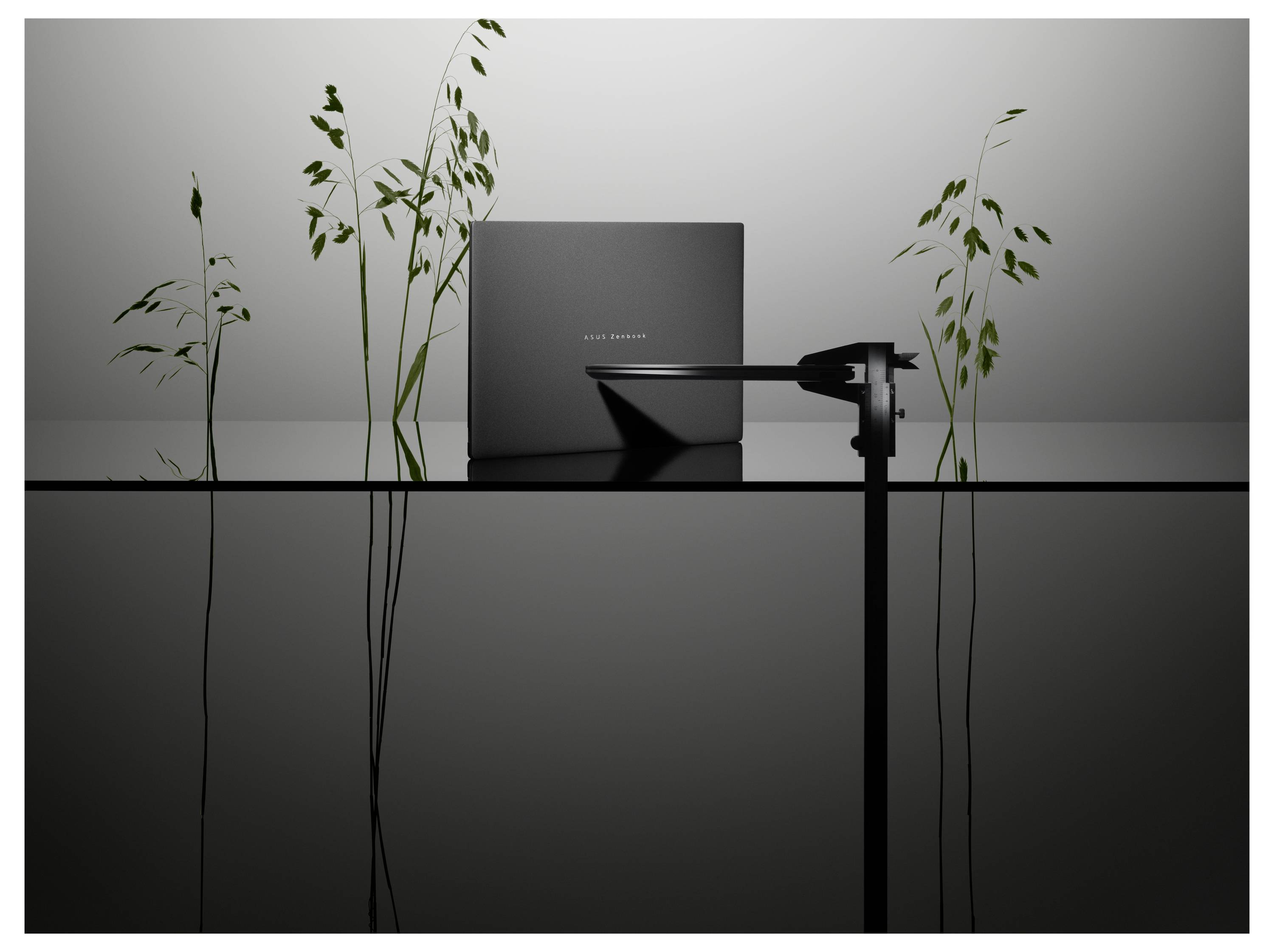 Ein eleganter, dunkler Laptop mit der Aufschrift „ASUS Zenbook
