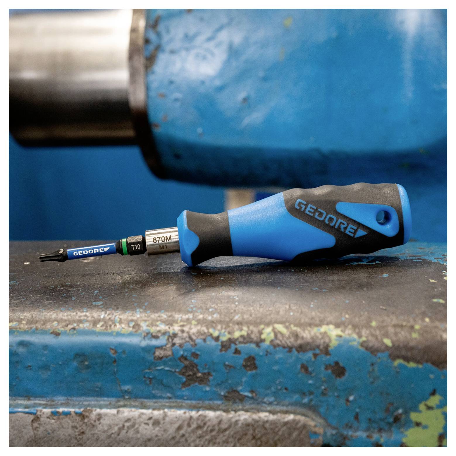 A blue and black screwdriver handle with 'GEDORE' branding and a visible socket labeled '670M 4'.