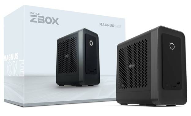 Ein kompakter Zotac Zbox Magnus One Mini-PC steht vor seiner Verpackung. Das Design verfügt über ein elegantes schwarzes Gehäuse mit Belüftungslöchern.
