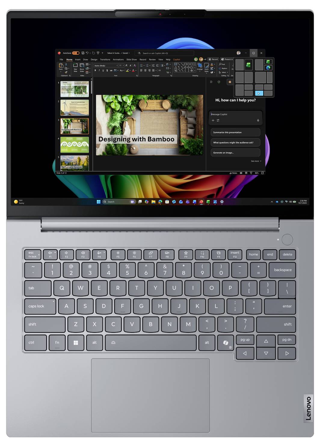Draufsicht auf einen Lenovo-Laptop, der einen Präsentationseditor mit einer Folie mit dem Titel „Mit Bambus gestalten