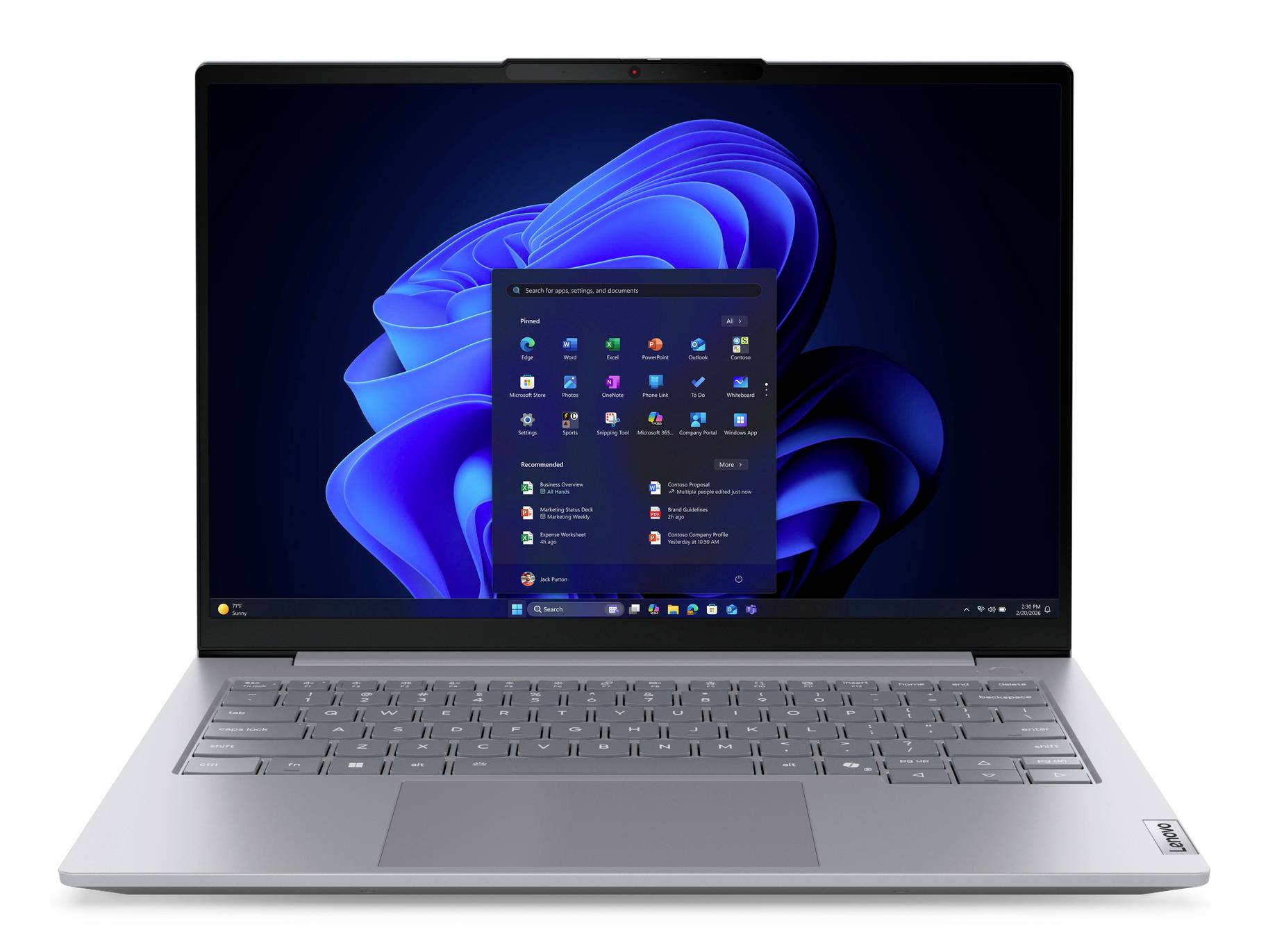 Silberner Laptop, auf dem der Windows 11-Desktop mit geöffnetem Startmenü angezeigt wird.