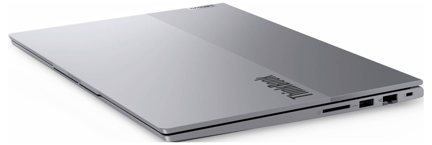 Silberner Lenovo-Laptop, geschlossen in schräger Perspektive gezeigt, mit sichtbaren Anschlüssen und dem Lenovo-Logo auf dem Deckel.