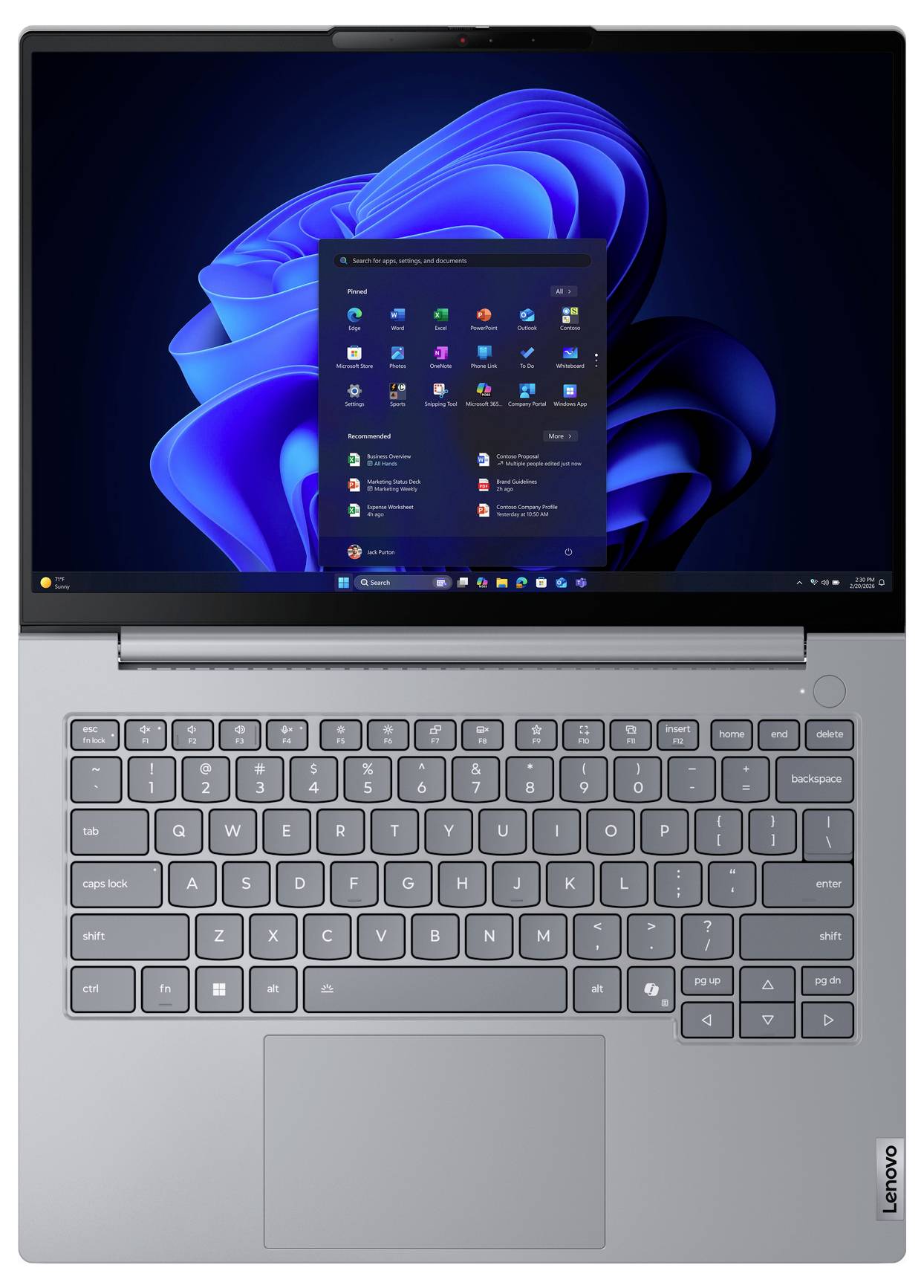 Silberner Lenovo-Laptop, offen mit Windows 11-Desktops und im Startmenü angezeigt auf dem Bildschirm; Tastatur und großes Trackpad sind sichtbar.