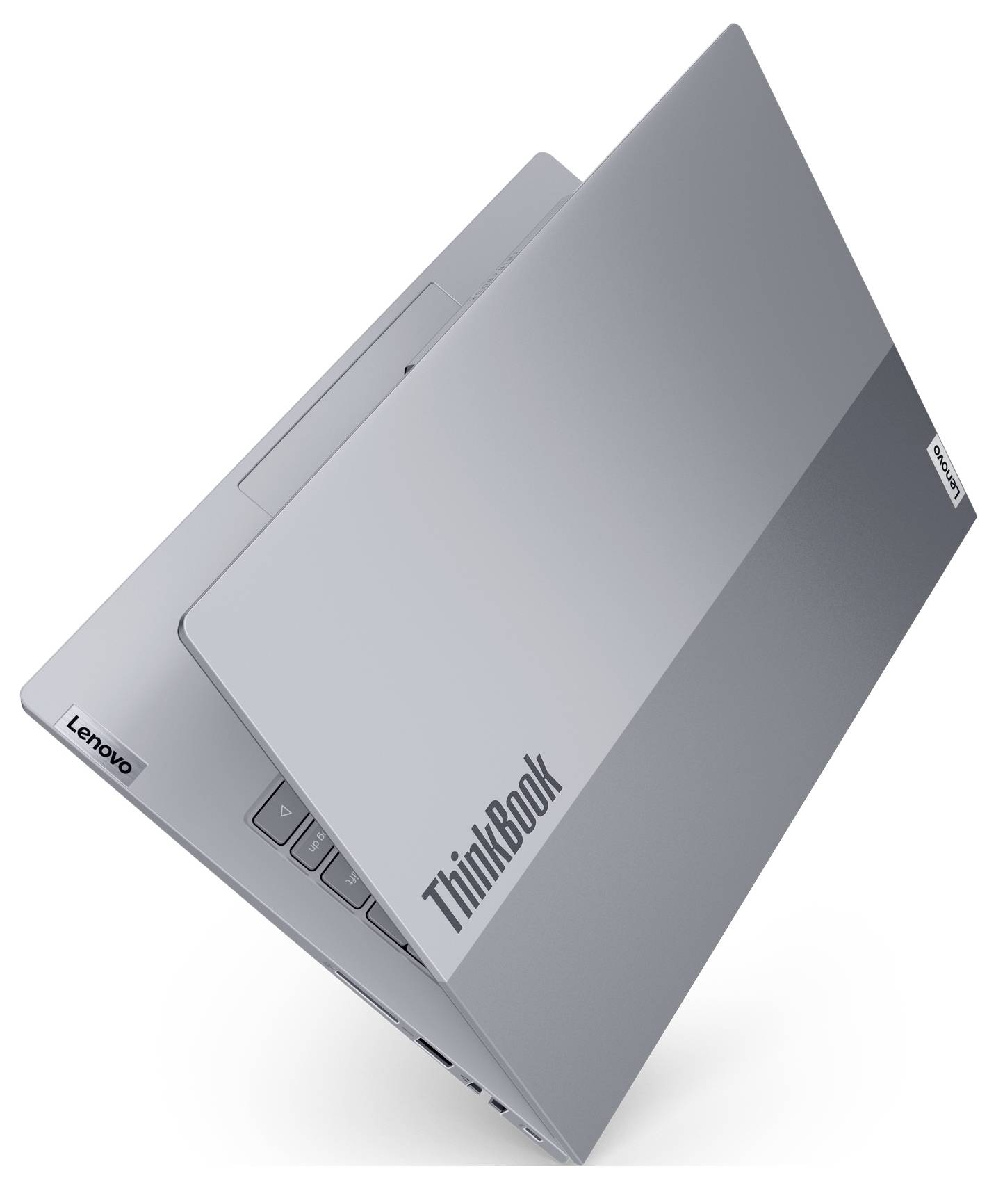 Silberner Lenovo ThinkBook Laptop, geschlossen in einer Schrägposition auf weißem Hintergrund gezeigt, mit sichtbaren ThinkBook- und Lenovo-Logos.