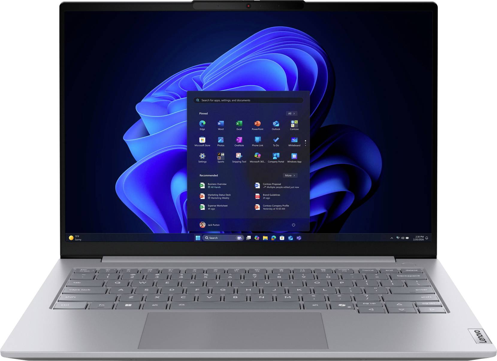 Silberner Laptop, der den Windows 11-Desktop mit dem geöffneten Startmenü auf dem Bildschirm anzeigt.