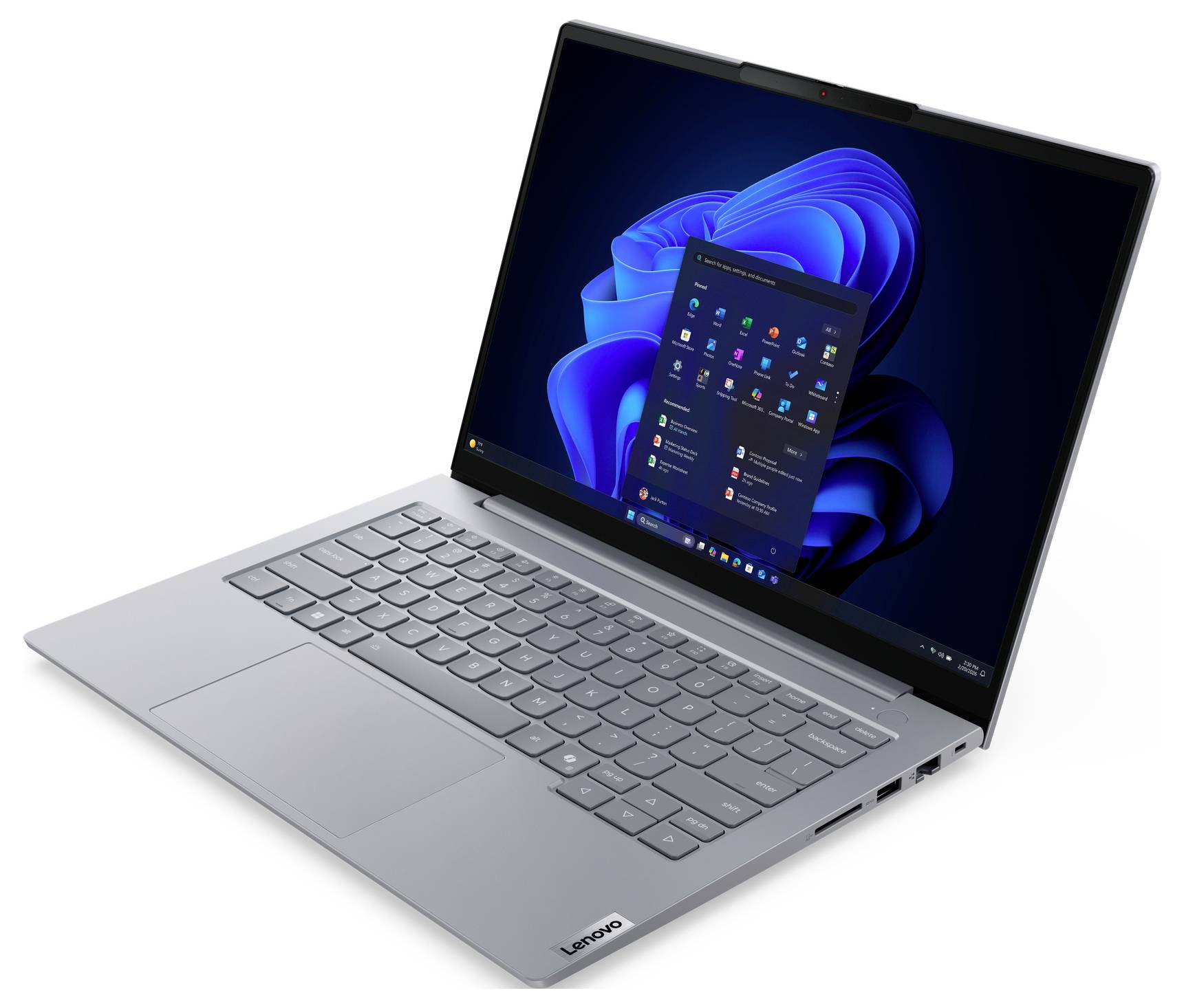 Silberner Lenovo-Laptop, offen mit Windows 11-Desktop auf dem Bildschirm, aus einem Winkel auf weißem Hintergrund betrachtet.