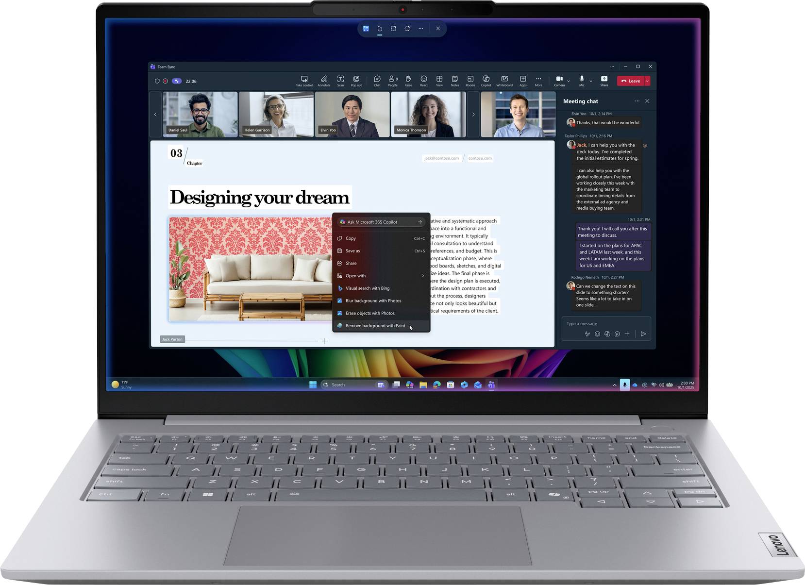 Laptop zeigt einen Videoanruf mit einer freigegebenen Präsentationsfolie mit dem Titel „Designing your dream
