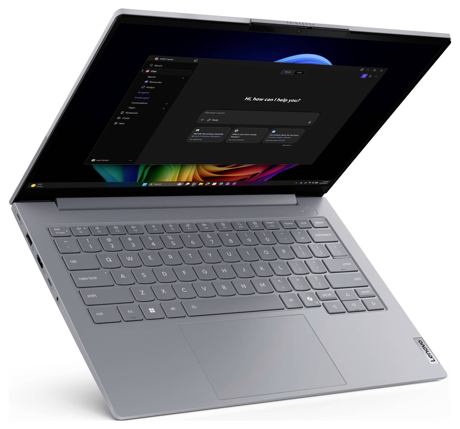 Grauer Lenovo-Laptop, schräg geöffnet, zeigt einen dunklen Windows-11-Bildschirm mit der Copilot-Suchoberfläche.