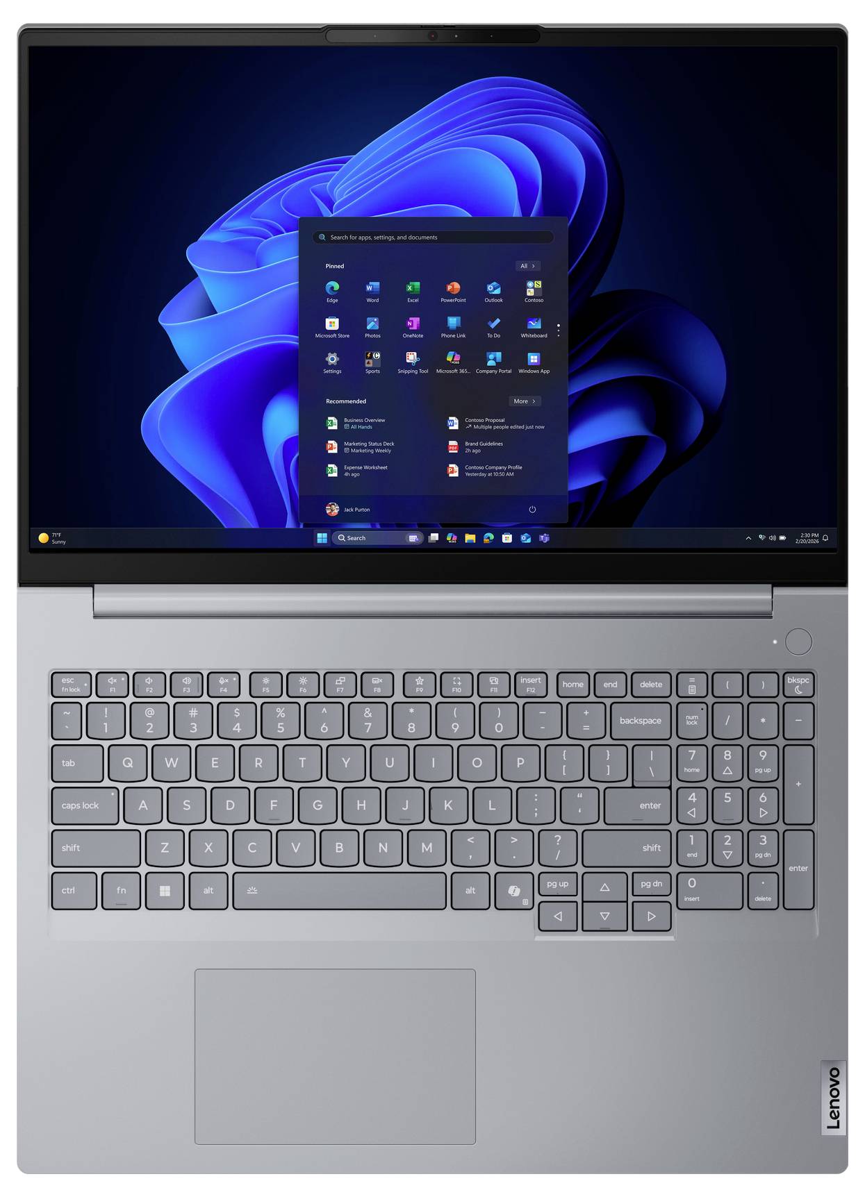 Ein silberner Laptop mit einem Windows 11-Startmenü auf dem Bildschirm, das verschiedene Anwendungssymbole anzeigt. Das Lenovo-Logo ist in der unteren rechten Ecke sichtbar.