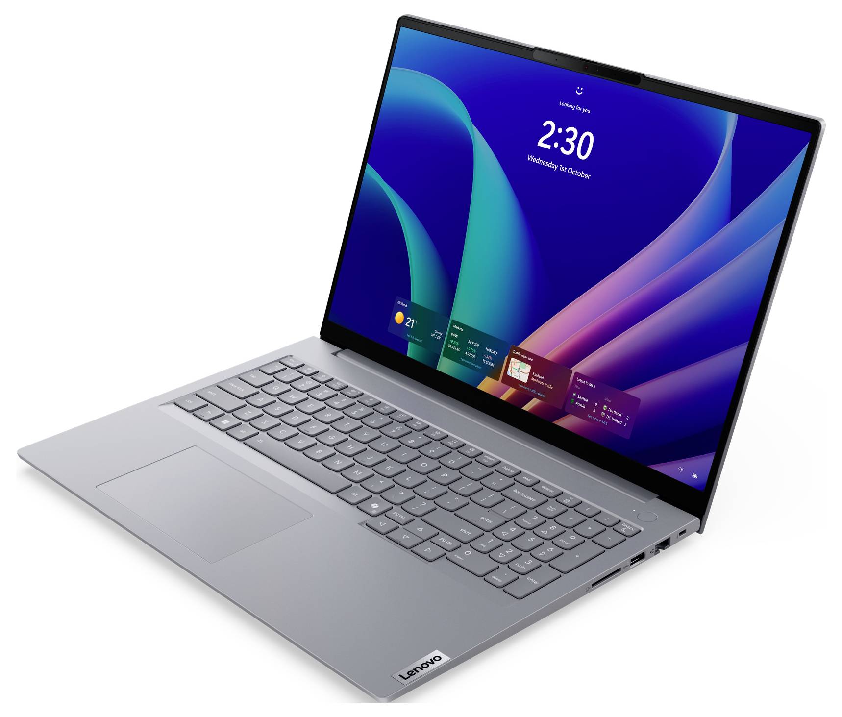 Silberner Lenovo-Laptop auf weißem Hintergrund offen, zeigt einen Windows-ähnlichen Sperrbildschirm mit der Uhrzeit 2:30.