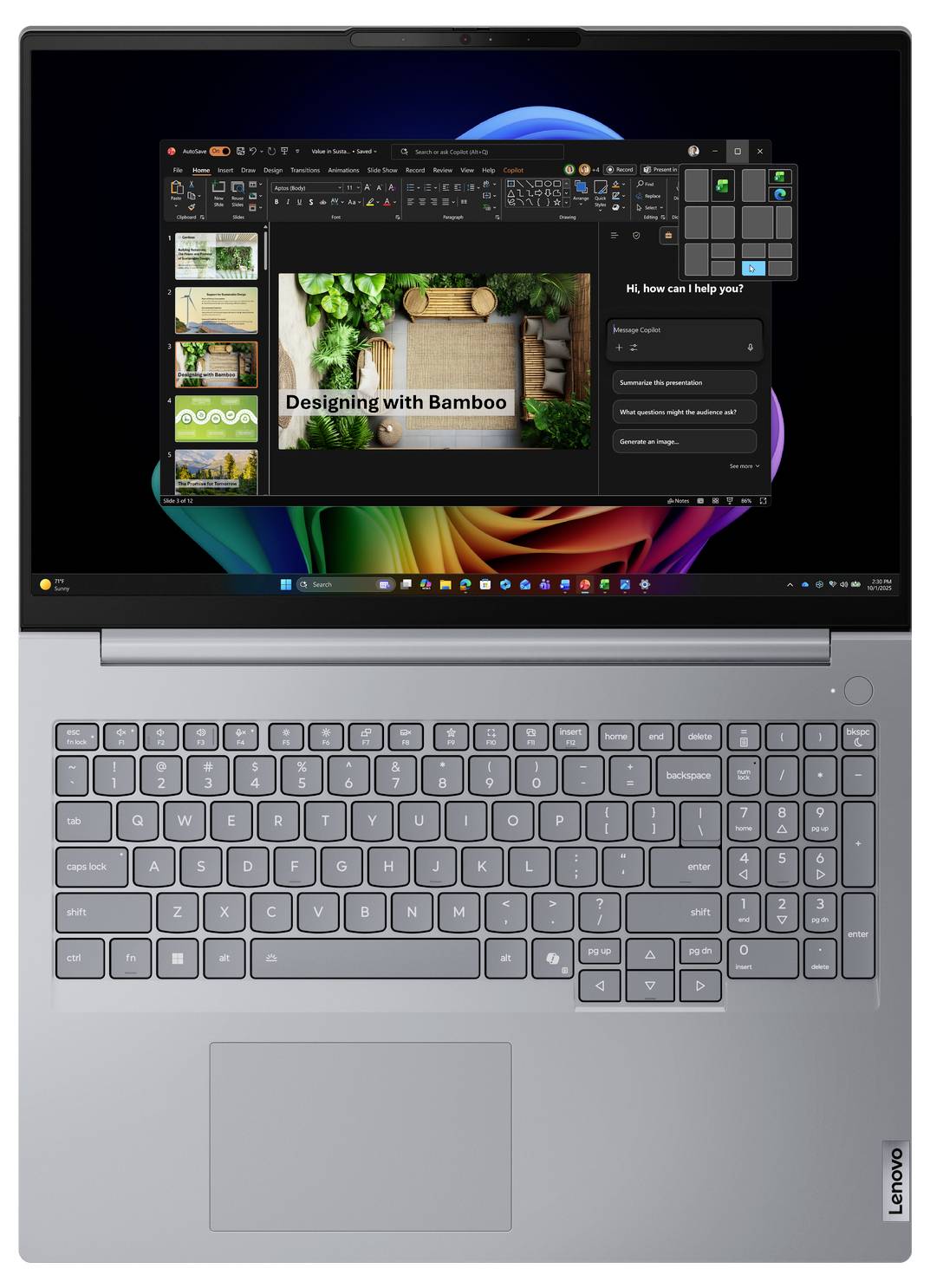 Ein Lenovo-Laptop mit geöffnetem Windows zeigt Microsoft PowerPoint, das eine Präsentation mit dem Titel „Designing with Bamboo