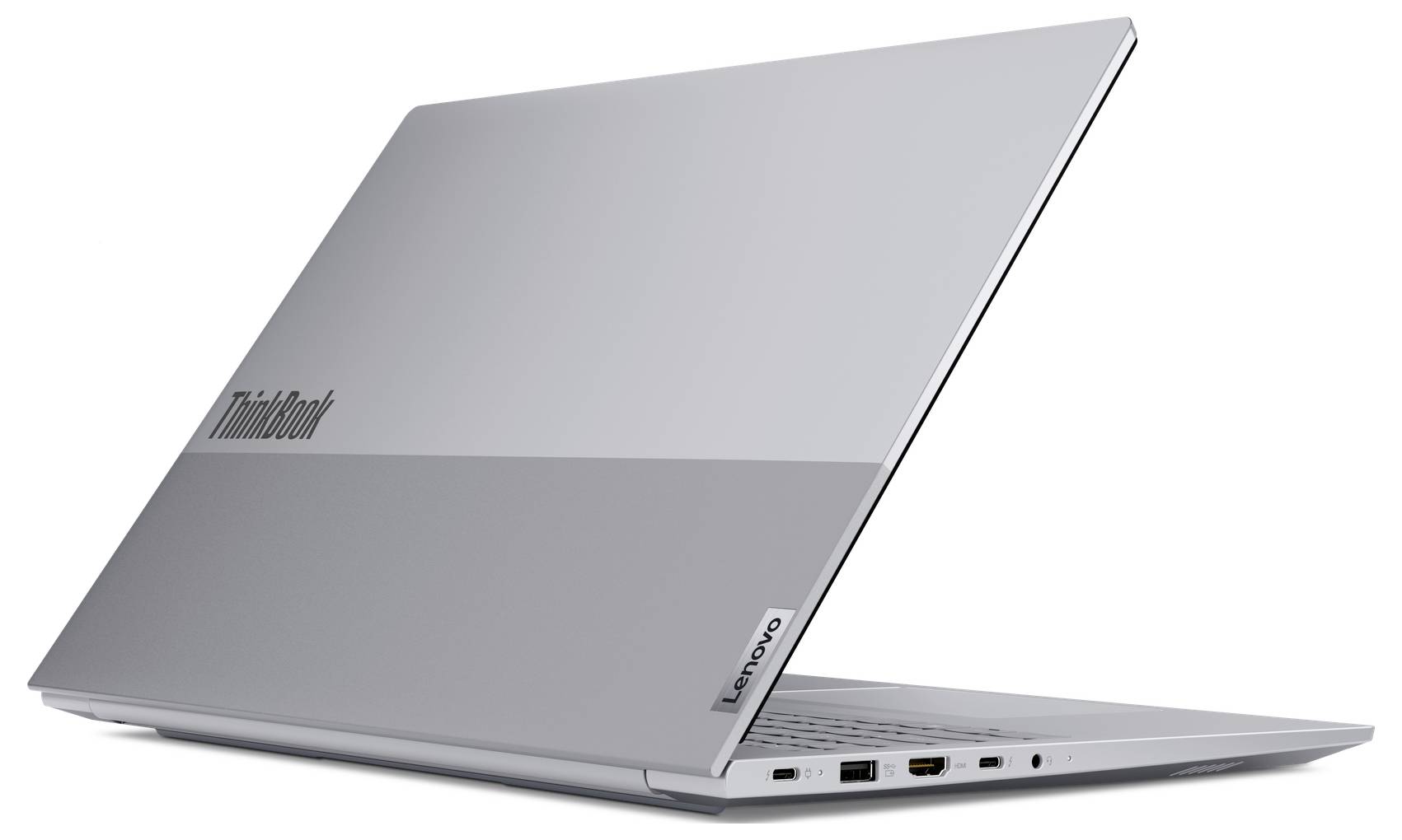 Silberner Lenovo ThinkBook-Laptop, teilweise geöffnet, in Seitenansicht auf weißem Hintergrund, zeigt den Deckel, die Tastatur und die Seitenports.