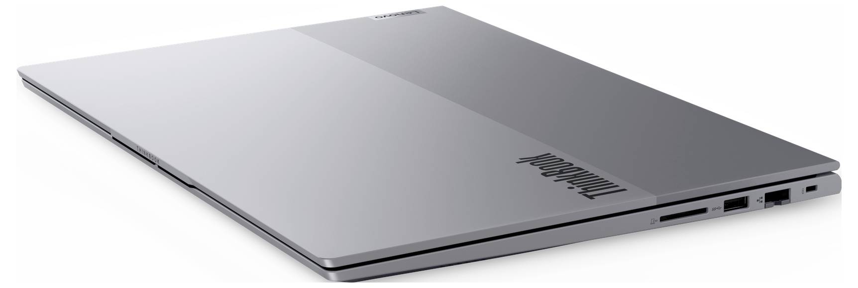 Geschlossenes silbernes Lenovo-Laptop in einer Schrägansicht, Deckel geschlossen auf weißem Hintergrund.