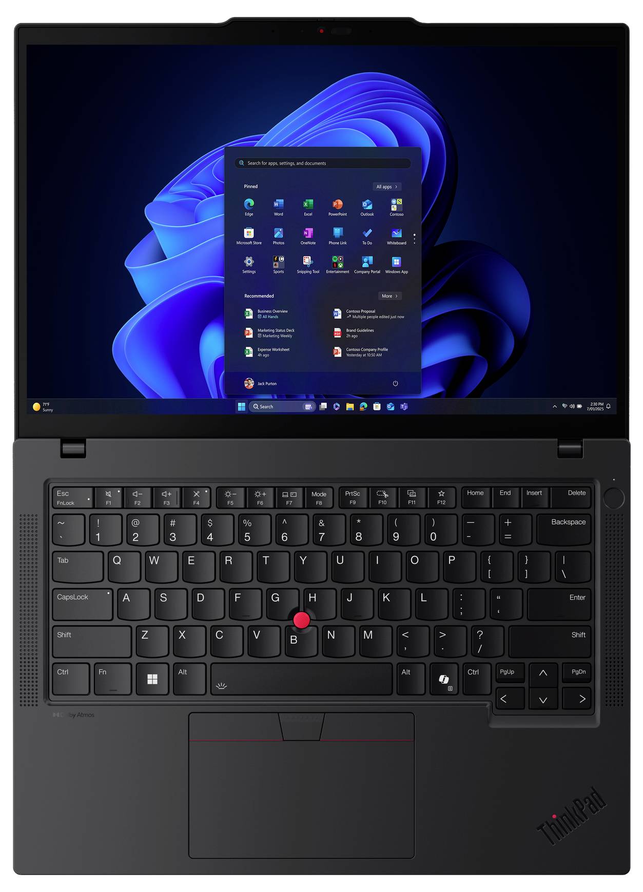 Ein Laptop mit einem Windows-Betriebssystem wird angezeigt, das das Startmenü und verschiedene Apps auf einem hellen Bildschirm zeigt. Schwarze Tastatur sichtbar.