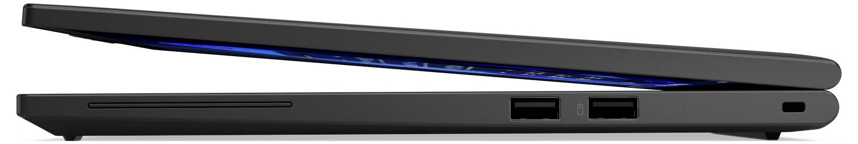 Seitenansicht eines teilweise geschlossenen, dünnen schwarzen Laptops, der zwei USB-Anschlüsse und einen Schlitz an der Seite zeigt. Blaues Licht ist vom Spalt des Bildschirms sichtbar.