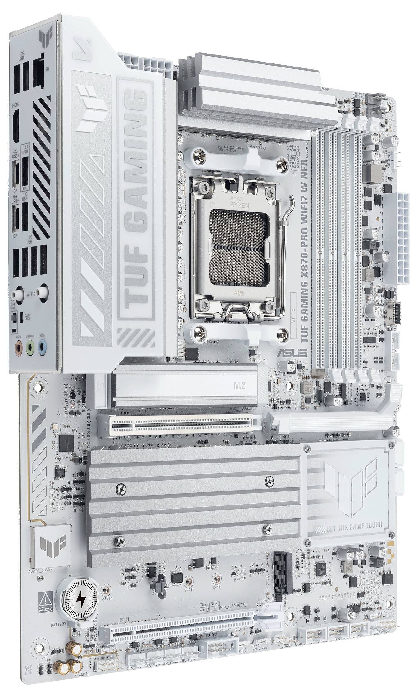 Ein silbernes TUF Gaming X670E-Pro Motherboard mit mehreren Steckplätzen und Anschlüssen für einen Computer, angewinkelt, um Funktionen und Layout zu zeigen.