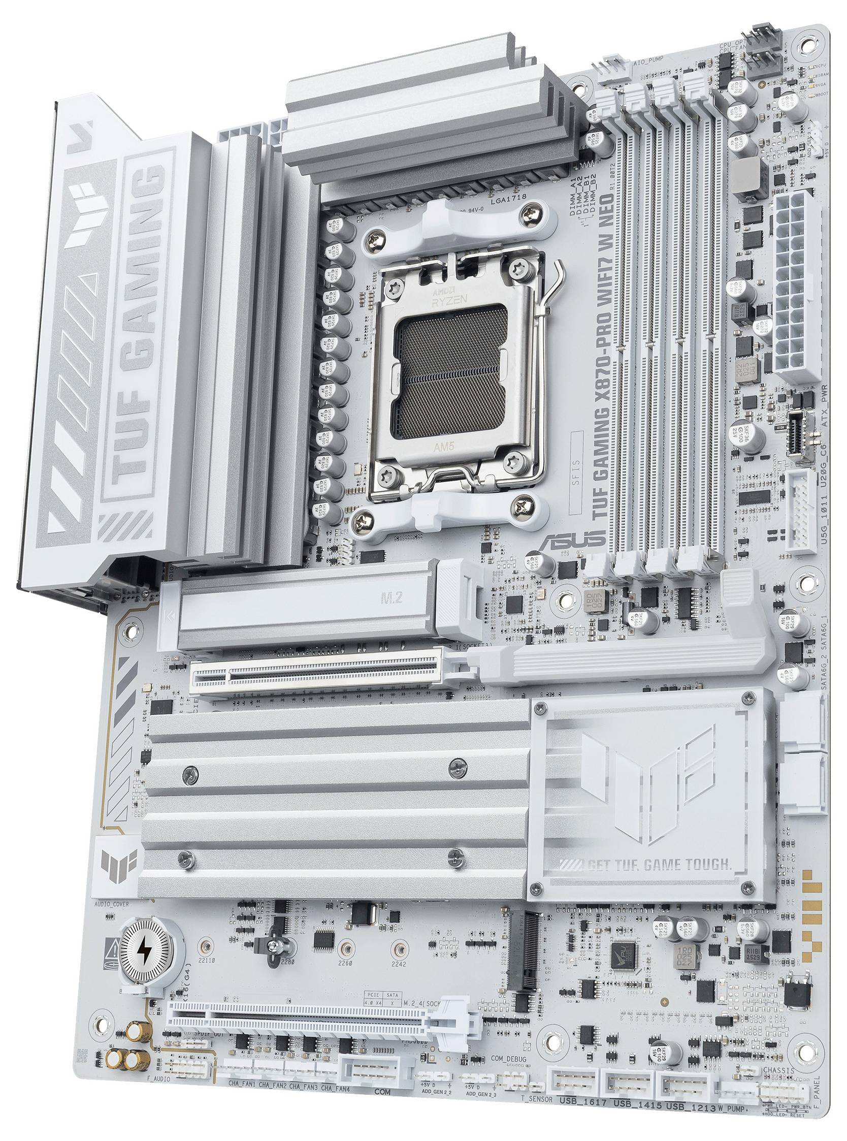 Ein weißes TUF Gaming-Motherboard mit mehreren RAM-Steckplätzen, einem CPU-Sockel und verschiedenen Anschlüssen für Computerkomponenten, Schrägansicht.