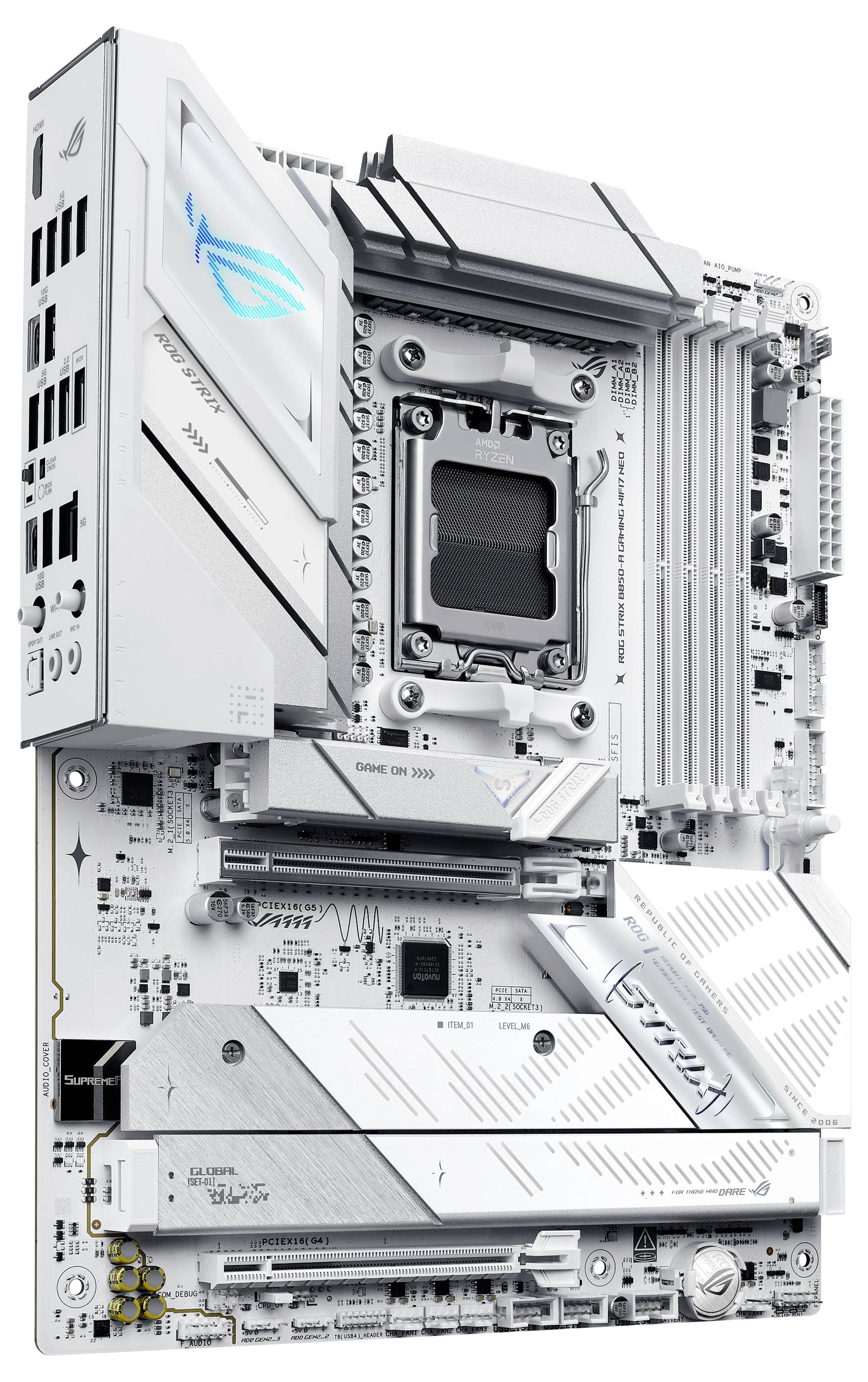 Ein weißes Computer-Motherboard mit verschiedenen Anschlüssen, Steckplätzen für RAM und einem zentralen CPU-Sockel, mit einem leuchtenden Logo.