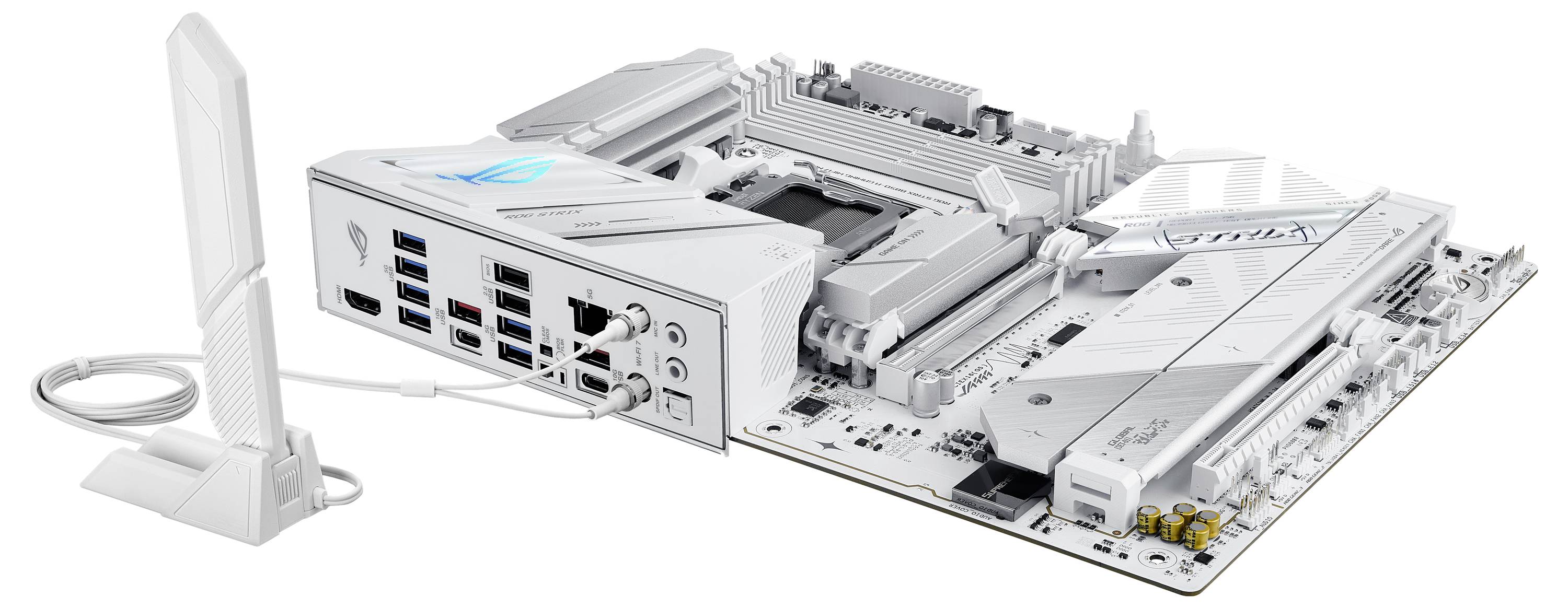 Weiße Computer-Hauptplatine mit mehreren Anschlüssen und verbundener externer Antenne. Geeignet für High-Performance-Computing und Gaming.