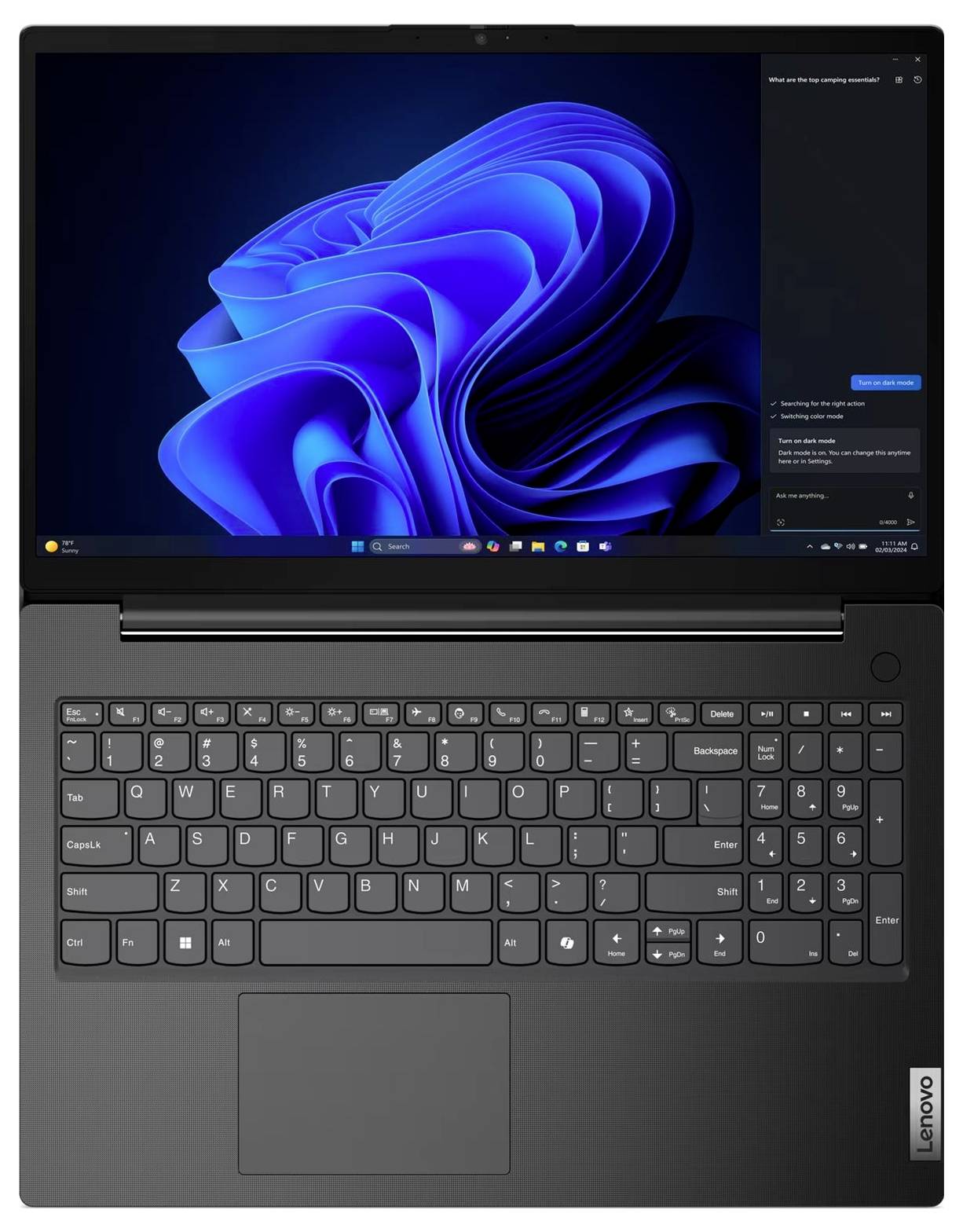 Geschlossener grauer Laptop, der von der Seite gezeigt wird, teilweise offen auf weißem Hintergrund, mit sichtbaren Anschlüssen an der rechten Kante.