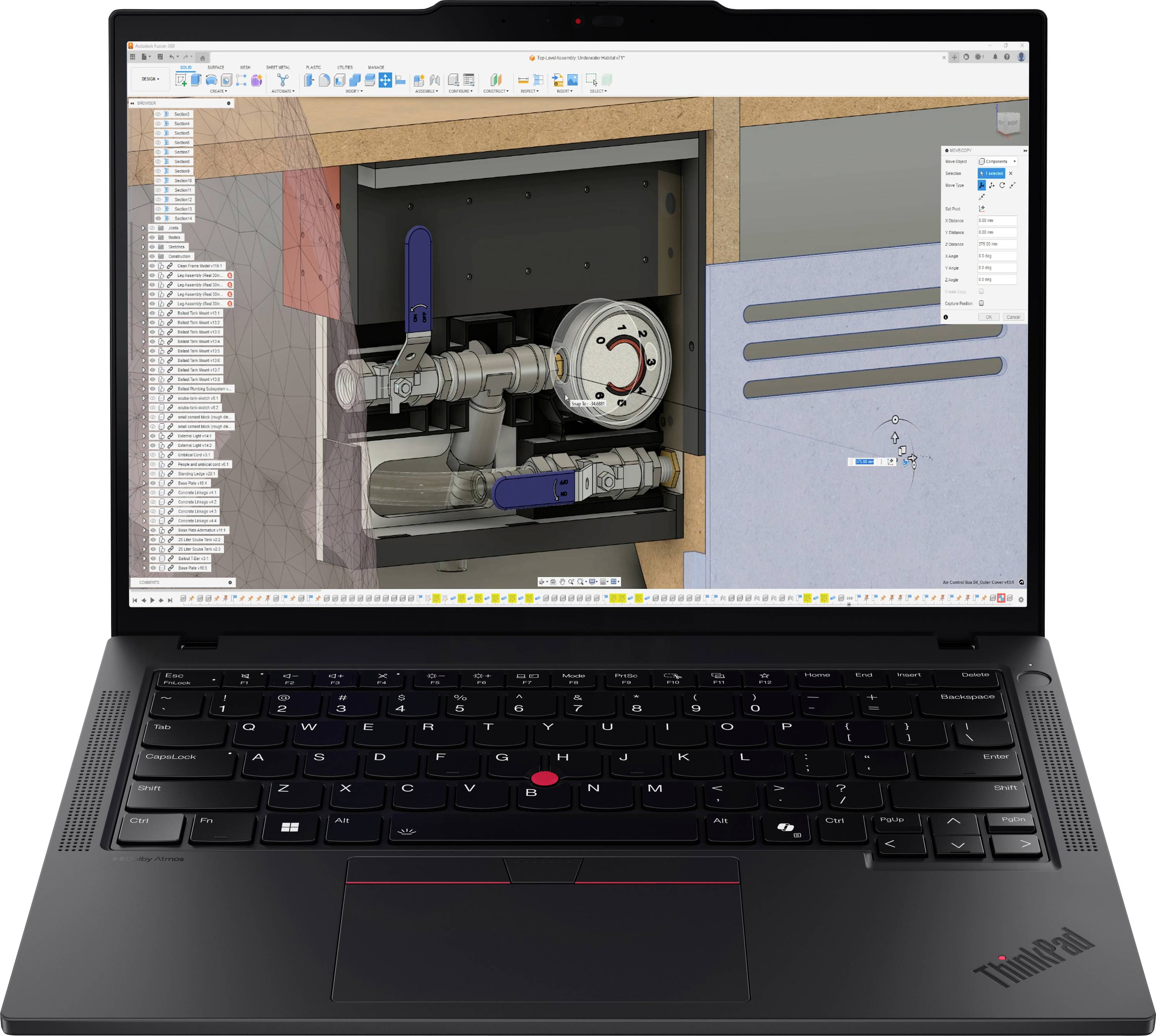 Ein Laptop, auf dem technische Design-Software mit einem detaillierten 3D-Modell von Maschinenteilen angezeigt wird, einschließlich Messgeräten und Griffen auf dem Bildschirm.