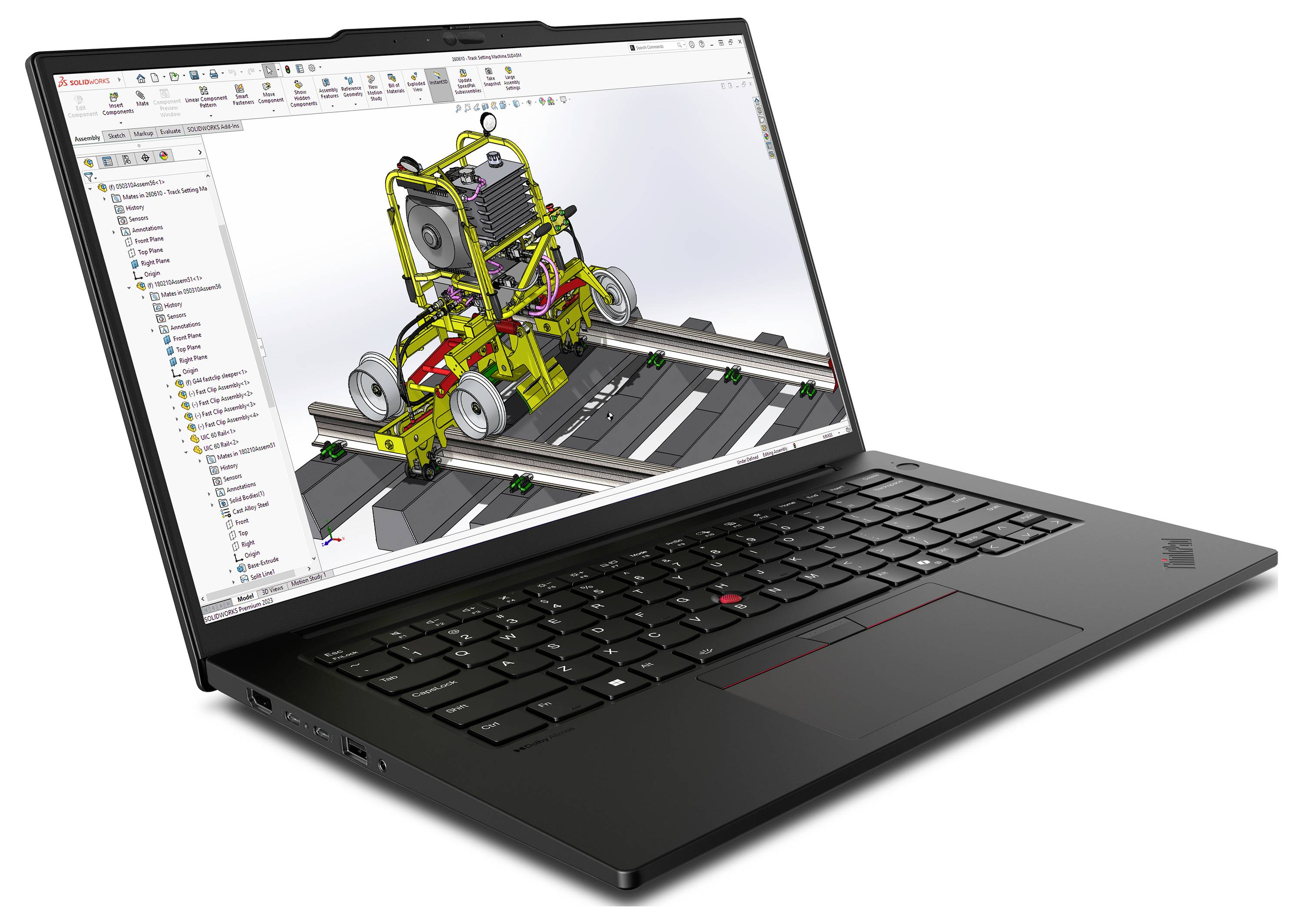 Ein Laptop zeigt ein CAD-Modell einer mechanischen Vorrichtung auf Eisenbahnschienen. Die Softwareschnittstelle zeigt Design-Komponenten und Werkzeuge.