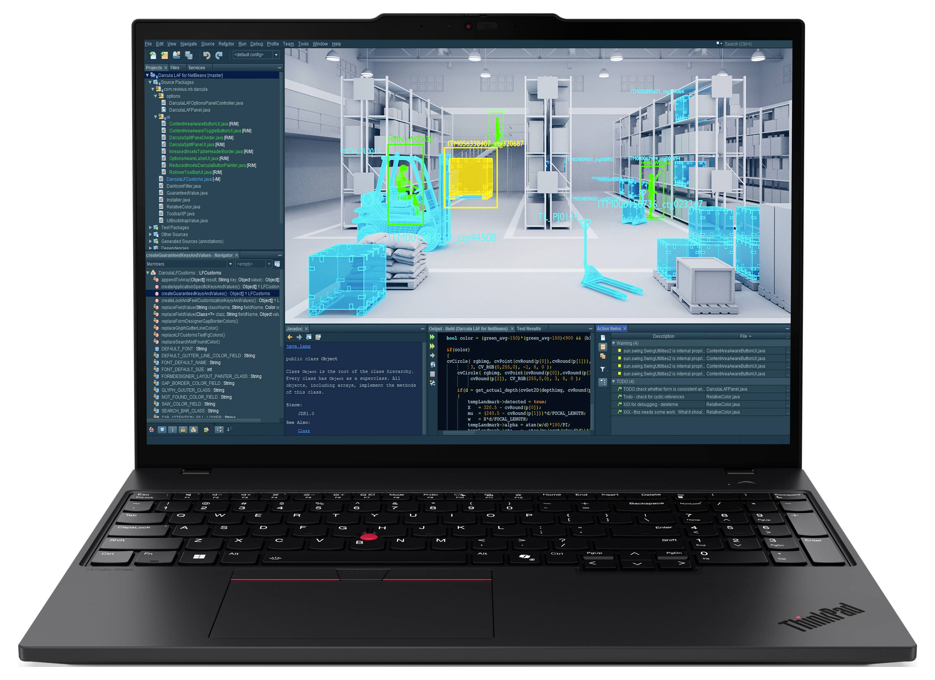 Ein Laptop zeigt eine Simulation eines Lagers mit blau und gelb hervorgehobenen Gabelstaplern und Regalen an, wobei Code auf dem Bildschirm angezeigt wird.