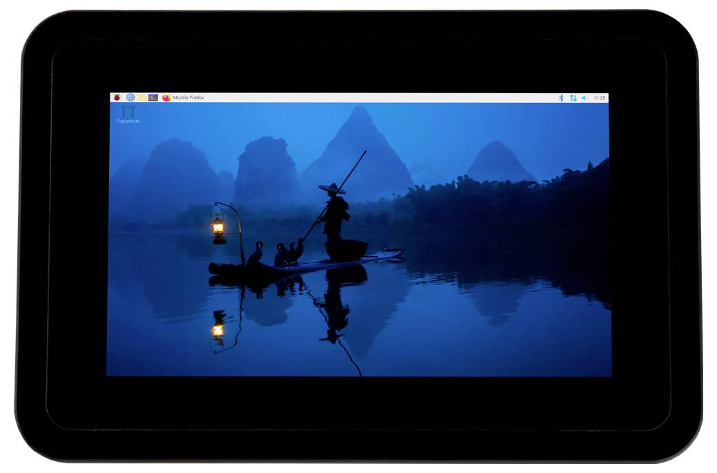 Ein Tablet zeigt eine blautonige Landschaftstapete mit silhouettierten Menschen in einem kleinen Boot und einer Laterne, die sich in ruhigem Wasser spiegelt.