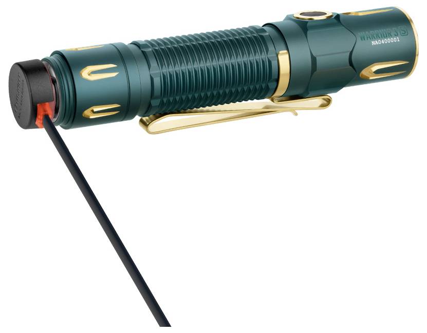 Eine grüne und goldene taktische Taschenlampe mit seitlichem Clip ist mit einem Ladekabel verbunden, was anzeigt, dass sie aufgeladen wird.