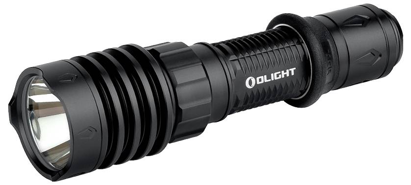 Eine schwarze Taschenlampe mit strukturiertem Griff und zylindrischem Gehäuse, die ein reflektierendes Objektiv aufweist. Sie trägt das Markenzeichen 'Olight'.