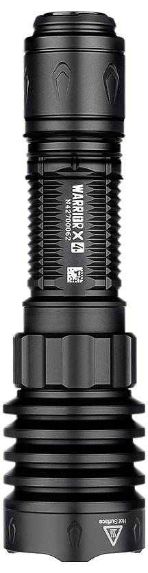 Eine schwarze taktische Taschenlampe mit strukturiertem Griff und hervortretendem Objektiv. Der Markenname und die Modellbezeichnung sind auf der Seite sichtbar.