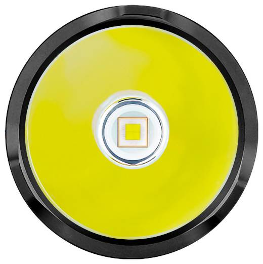 Nahaufnahme eines hellen, kreisförmigen LED-Leuchtmittels mit gelbem Diffusor, von oben gegen einen schlichten Hintergrund fotografiert.