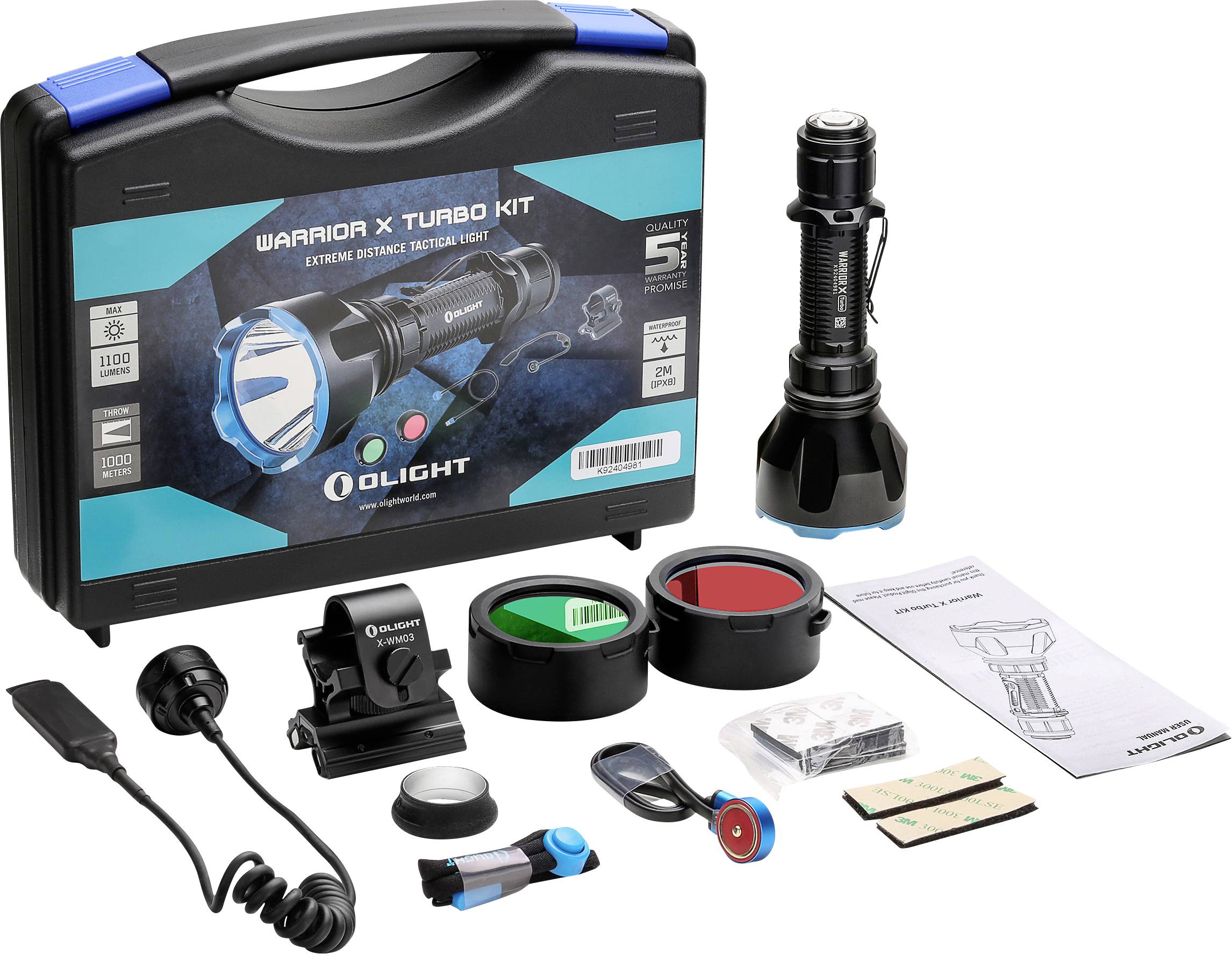 'Olight Warrior X Turbo Kit' mit einer Taktik-Taschenlampe, farbigen Linsen, Ladekabel und Transportkoffer auf weißem Hintergrund dargestellt.