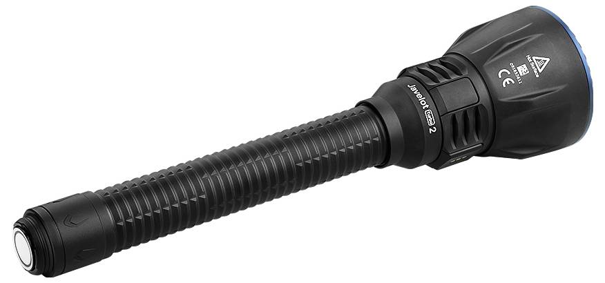 Eine schwarze Taschenlampe mit strukturiertem Griff und einem breiten, abgewinkeltem Kopf wird vor weißem Hintergrund gezeigt.