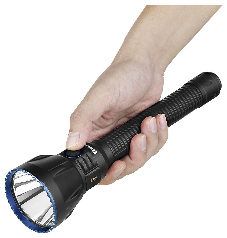 Eine Hand, die eine schwarze Taschenlampe mit blauem Rand und strukturiertem Griff hält, was anzeigt, dass sie einsatzbereit ist.