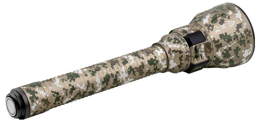 Eine getarnte Taschenlampe mit einem digitalen Tarumuster, die einen großen Kopf und einen hinteren Schalter aufweist und für den taktischen Einsatz konzipiert ist.