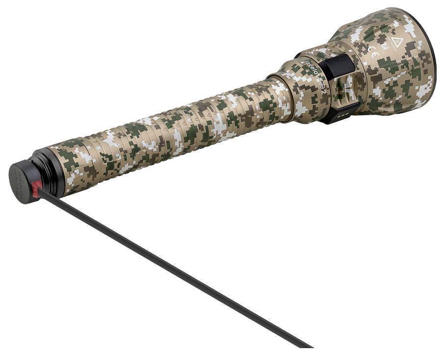 Eine tarnmusterierte taktische Taschenlampe mit einem langen schwarzen Kabel, das an der Basis befestigt ist, auf einem einfachen weißen Hintergrund platziert.
