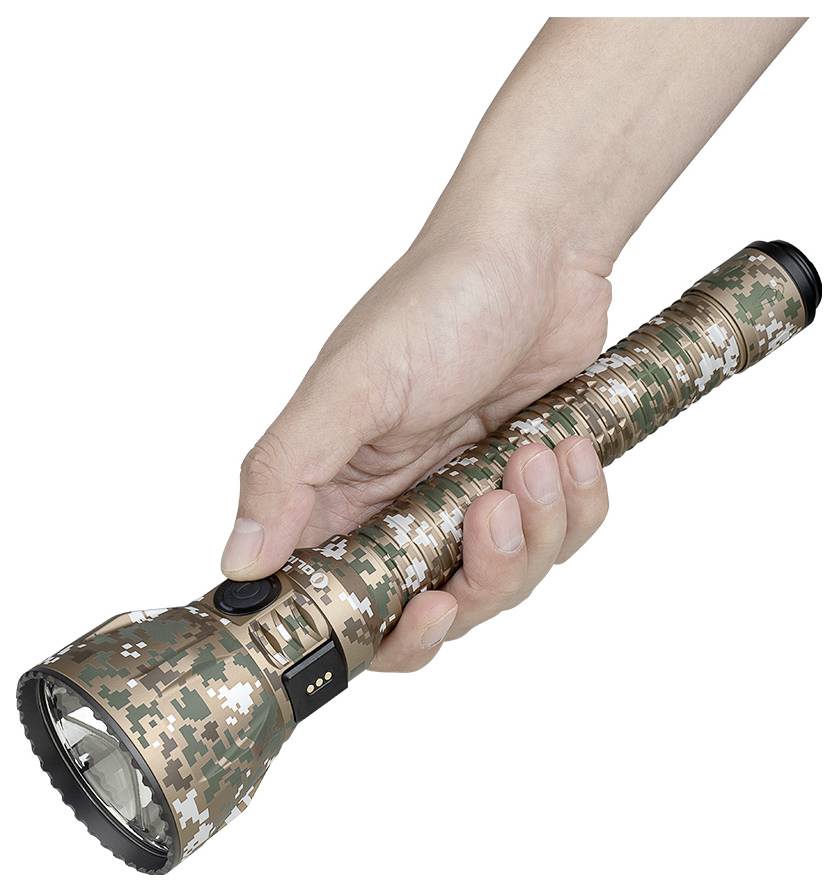 Eine Hand hält eine große Taschenlampe mit Camouflage-Muster, die eingeschaltet ist und anzeigt, dass sie einsatzbereit ist.