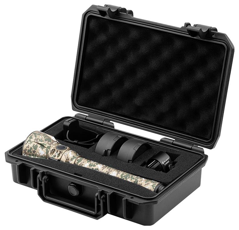 Eine Taschenlampe mit Tarnmuster und Zubehör ist ordentlich in einem schwarzen, schaumstoffausgekleideten Schutzkoffer angeordnet.