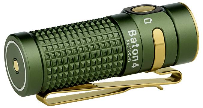 Eine kleine, strukturierte grüne Taschenlampe mit einer goldfarbenen Klammer und einem goldfarbenen Knopf. Das Wort "Baton4" ist auf der Seite aufgedruckt.