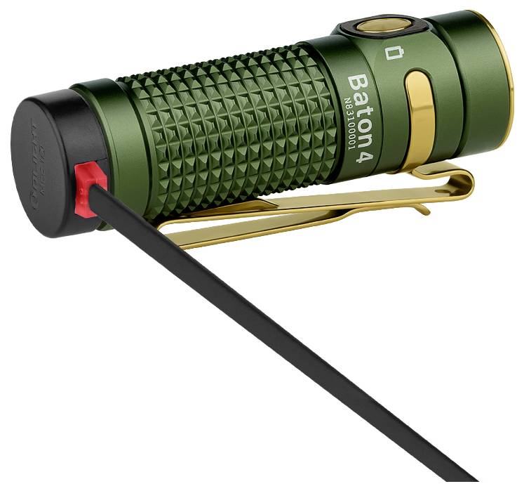 Eine grüne und goldene kompakte Taschenlampe mit der Bezeichnung „Baton 4" mit strukturiertem Diamantgriff ist über ein Kabel an ein Batteriepaket angebunden.