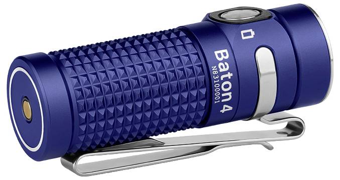 Eine kompakte, blaue Taschenlampe mit strukturiertem Griff und silberner Taschenklemme, mit der Bezeichnung 