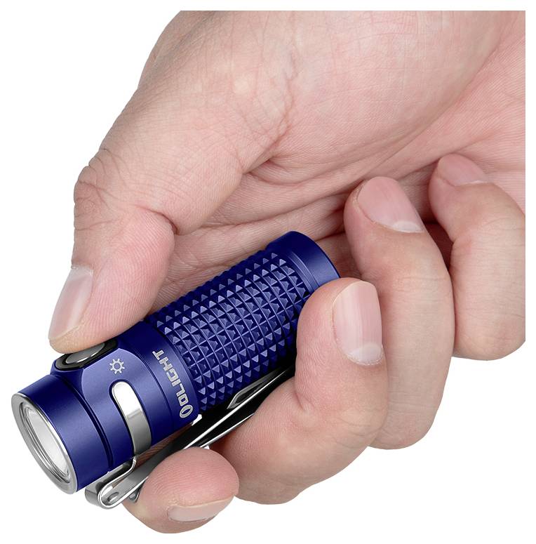 Eine Hand hält eine kleine, blaue Taschenlampe mit strukturiertem Griff und Clip, die die AN-Taste und die Markenbezeichnung zeigt.